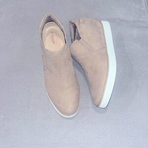 Nwt Dr. Scholls tan suede hidden wedge heel sneakers